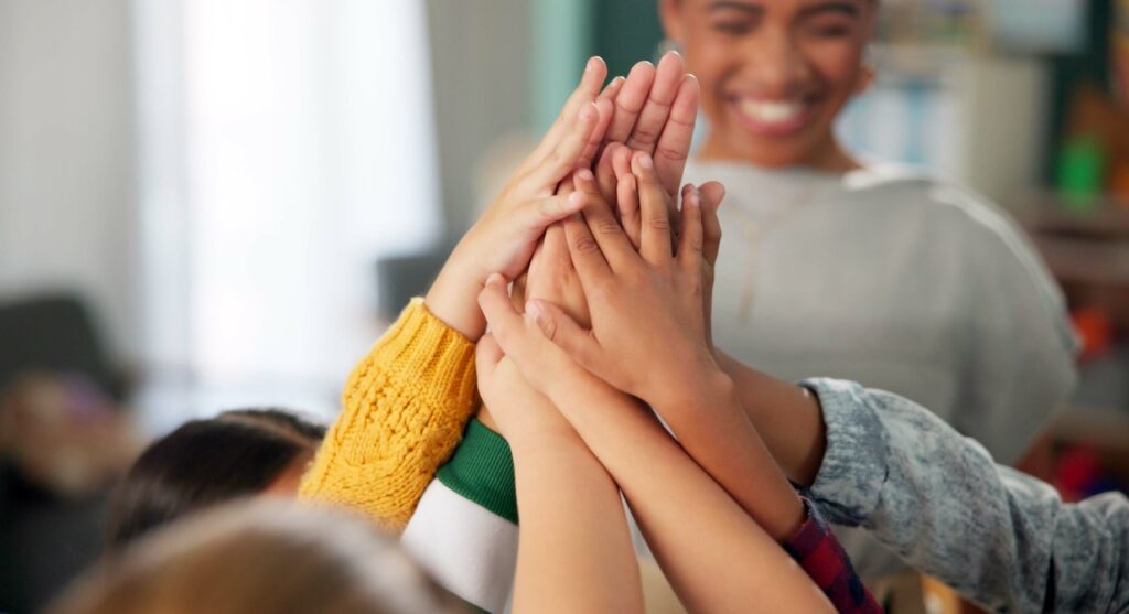 Lesen Sie mehr darüber, wie bilinguale Grundschulen in Berlin Teamfähigkeit und soziale Kompetenz fördern.