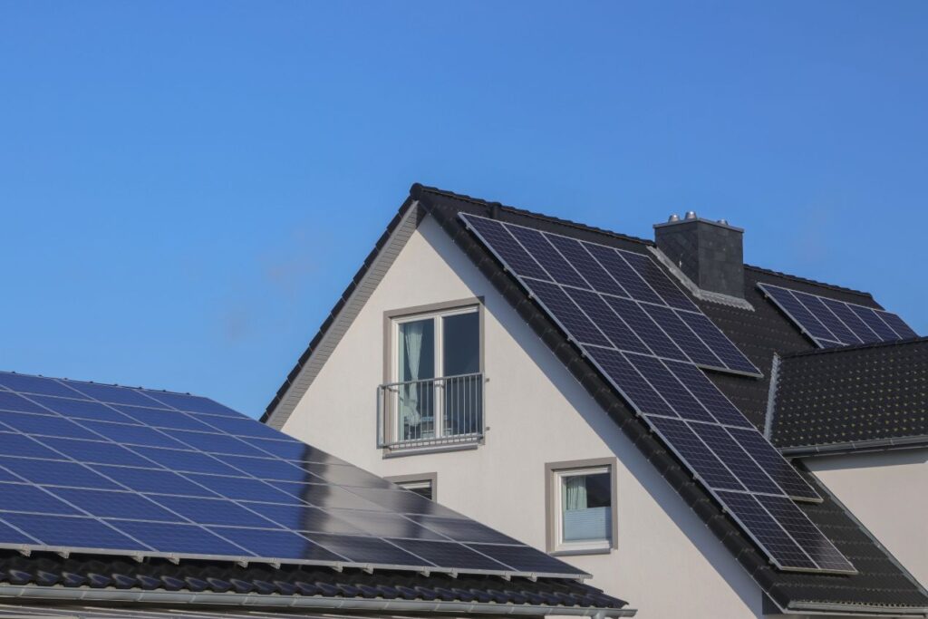 Einfamilienhaus mit grosser Solaranlage auf dem Dach – typischer Anwendungsfall fuer SMA Hybrid Systeme