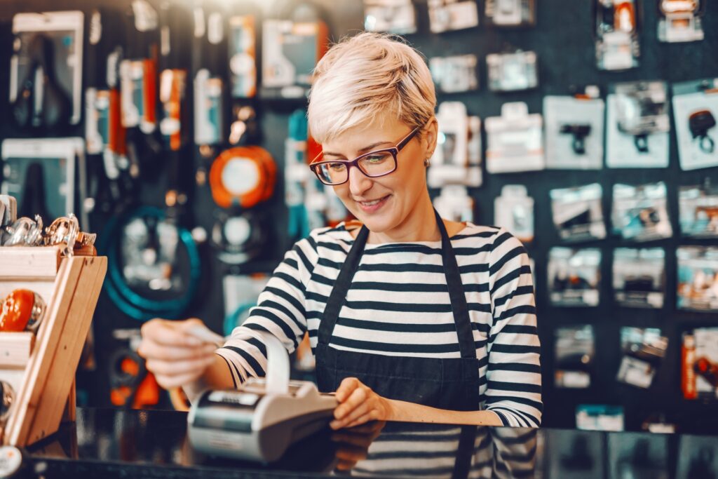 Frau arbeitet an der Ladenkasse | Software Musikfachhandel