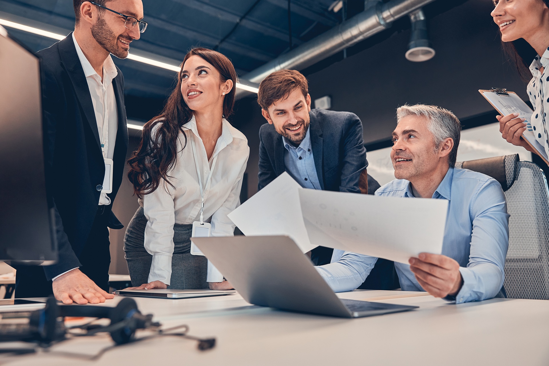 Fünf Geschäftsleute besprechen Baupläne im Büro | Sachverständiger Löschanlagen