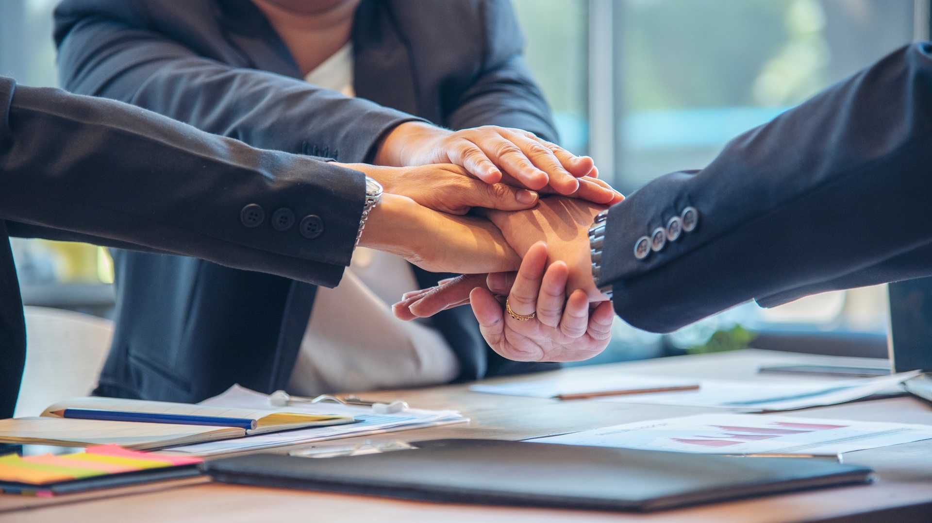 Mehrere Geschäftsleute legen Hände zum Teamwork zusammen | Sachverständiger Löschanlagen